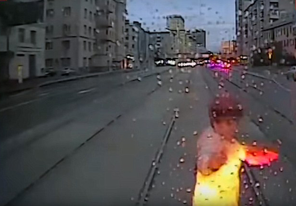 Imaginea articolului Imagini şocante: O femeie, distrasă de telefonul mobil, a murit după ce a fost lovită de un tramvai - VIDEO