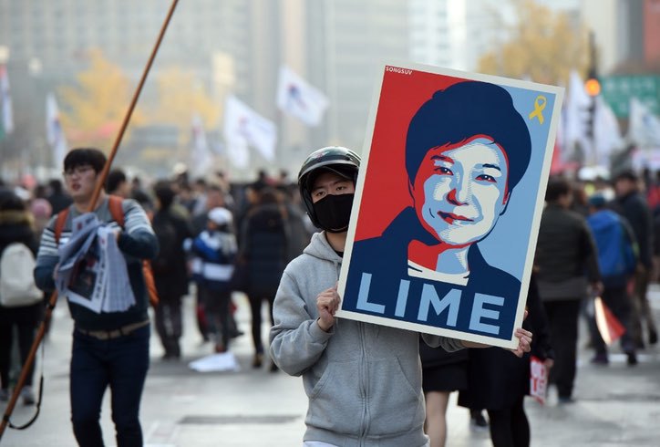 Imaginea articolului VIDEO Proteste VIOLENTE în Coreea de Sud după destituirea preşedintelui pentru CORUPŢIE. Doi oameni au murit 