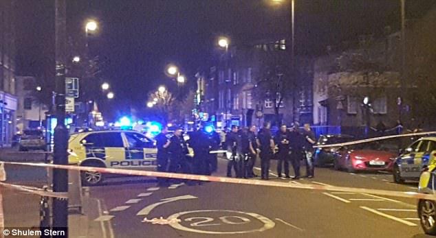 Imaginea articolului FOTO, VIDEO PANICĂ la Londra: O maşină a intrat în trecători, lângă un local. Patru persoane au fost rănite