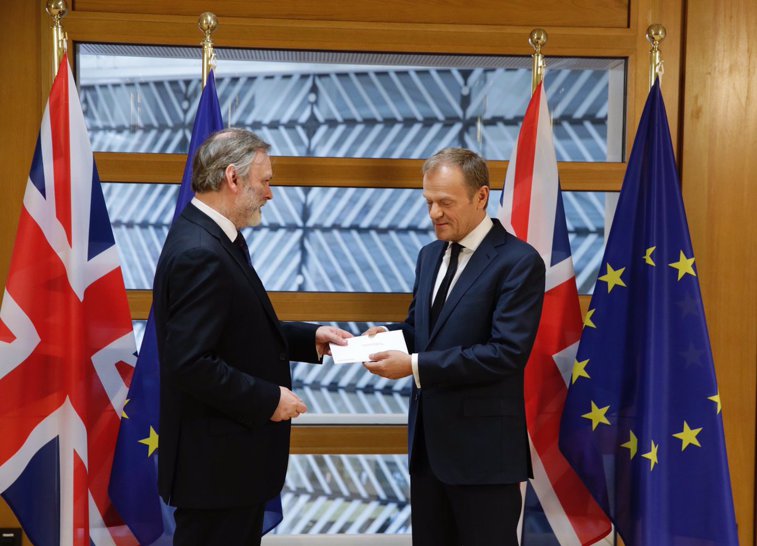 Imaginea articolului VIDEO Ambasadorul britanic la UE i-a înmânat lui Donald Tusk SCRISOAREA prin care se declanşează procedura BREXIT/ Theresa May, discurs de confirmare în Parlamentul de la Londra