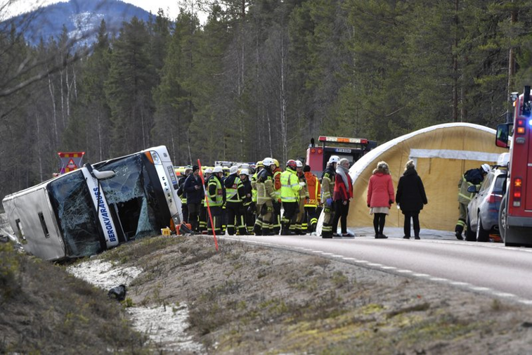 Imaginea articolului FOTO ACCIDENT GRAV în Suedia: Trei morţi după ce un autobuz în care se aflau 50 de elevi s-a răsturnat pe şosea