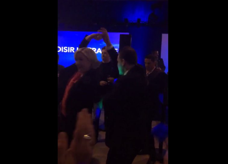 Imaginea articolului VIDEO ”Ultimul tango la Paris”. Marine Le Pen, surprinsă dansând pe melodiile YMCA şi I love rock n' roll, după înfrângerea de la prezidenţiale