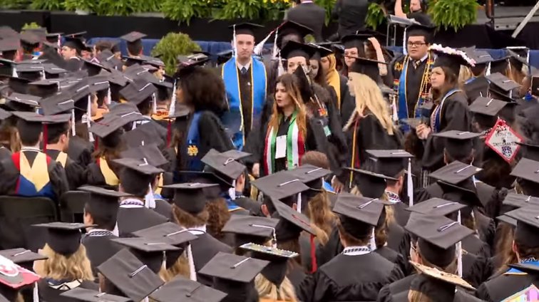 Imaginea articolului VIDEO Studenţii de la Notre Dame şi-au părăsit propria ceremonie de absolvire, în timp ce vice-preşedintele Mike Pence
ţinea un discurs