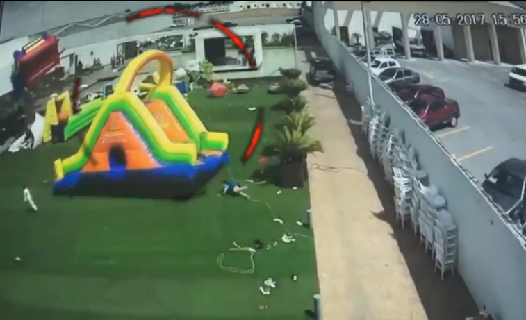 Imaginea articolului VIDEO Patru copii RĂNIŢI, după ce castelul gonflabil în care se jucau a fost luat de vânt 