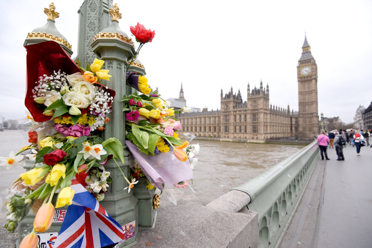 Imaginea articolului De ce teroriştii atacă în Marea Britanie şi Londra? Premierul Theresa May constată cu stupoare: extremismul este „mult prea tolerat“. Cosmopolismul Londrei s-a sfârşit. "În fiecare zi mergi cu moartea lângă tine"