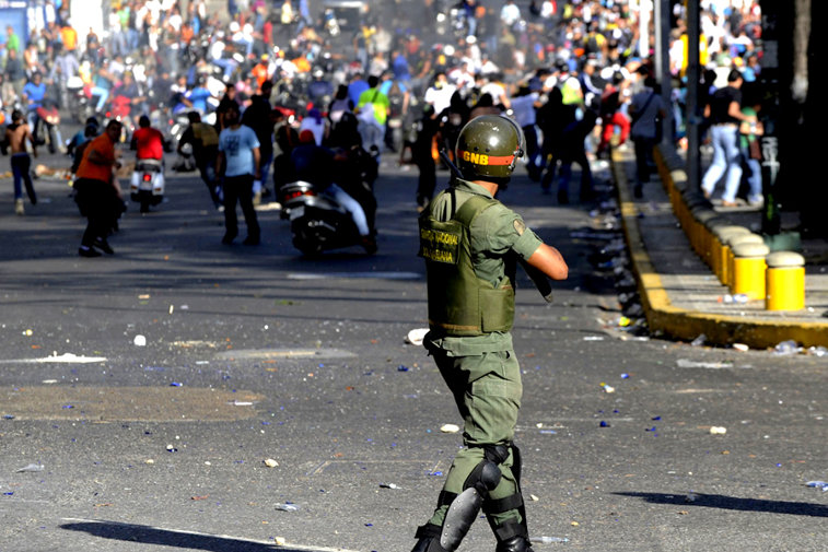 Imaginea articolului Cel puţin 14 ofiţeri de armată au fost arestaţi în prima săptămână de prosteste în Venezuela