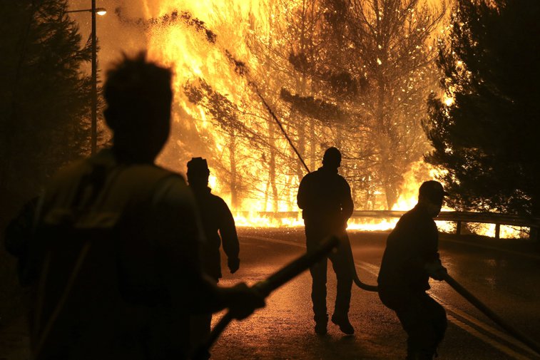 Imaginea articolului Peste 400 de localnici, evacuaţi din cauza unor incendii de vegetaţie în Spania. Flăcările au atins 20 m înălţime