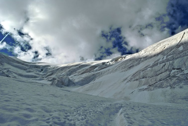 Imaginea articolului ALERTĂ de avalanşă glaciară în Alpii elveţieni: sute de persoane au fost evacuate /Prăbuşirea unei bucăţi mari de gheaţă ar putea afecta staţiunile turistice