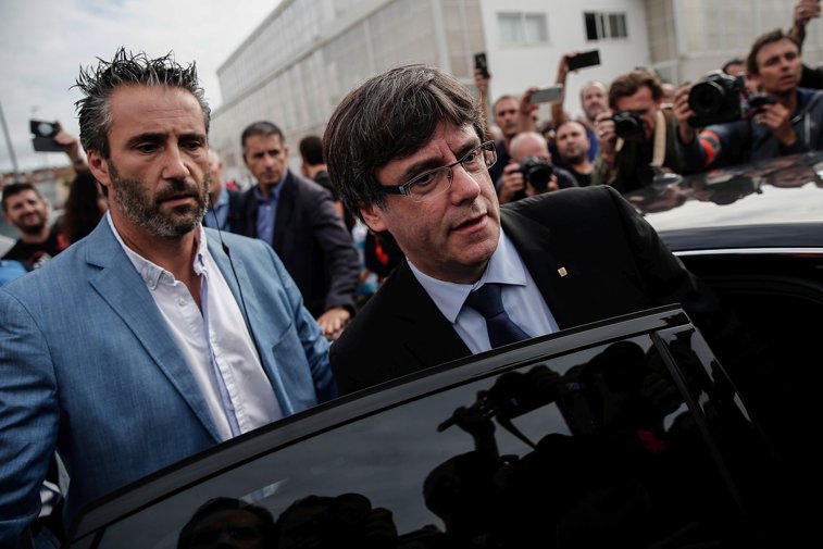 Imaginea articolului Carles Puigdemont anunţă că nu îi este teamă de o eventuală ARESTARE din cauza referendumului de independenţă a Cataloniei/ Executivul spaniol: Guvernul nu va negocia o ilegalitate, nu va accepta niciun şantaj