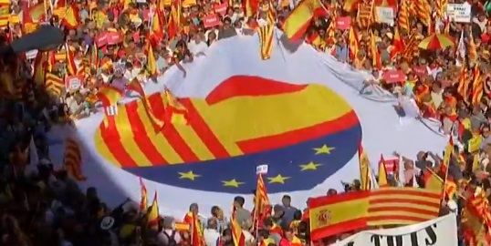 Imaginea articolului VIDEO | Miting de amploare la Barcelona, împotriva intenţiei de declarare a independenţei Cataloniei / Premierul Spaniei anunţă că s-ar putea folosi de Constituţie pentru a bloca separatiştii/ Manifestul citit de Llosa