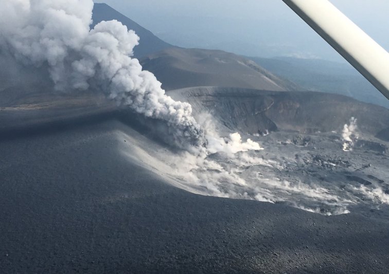 Imaginea articolului ALERTĂ în Japonia | Erupţia vulcanului Shinmoedake a împrăştiat cenuşă în patru oraşe. FOTO, VIDEO