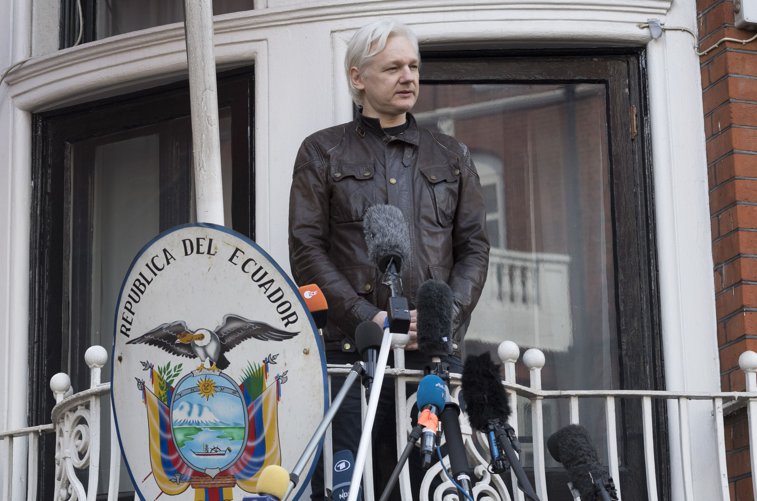Imaginea articolului Julian Assange nu mai are acces la internet în ambasada Ecuadorului de la Londra