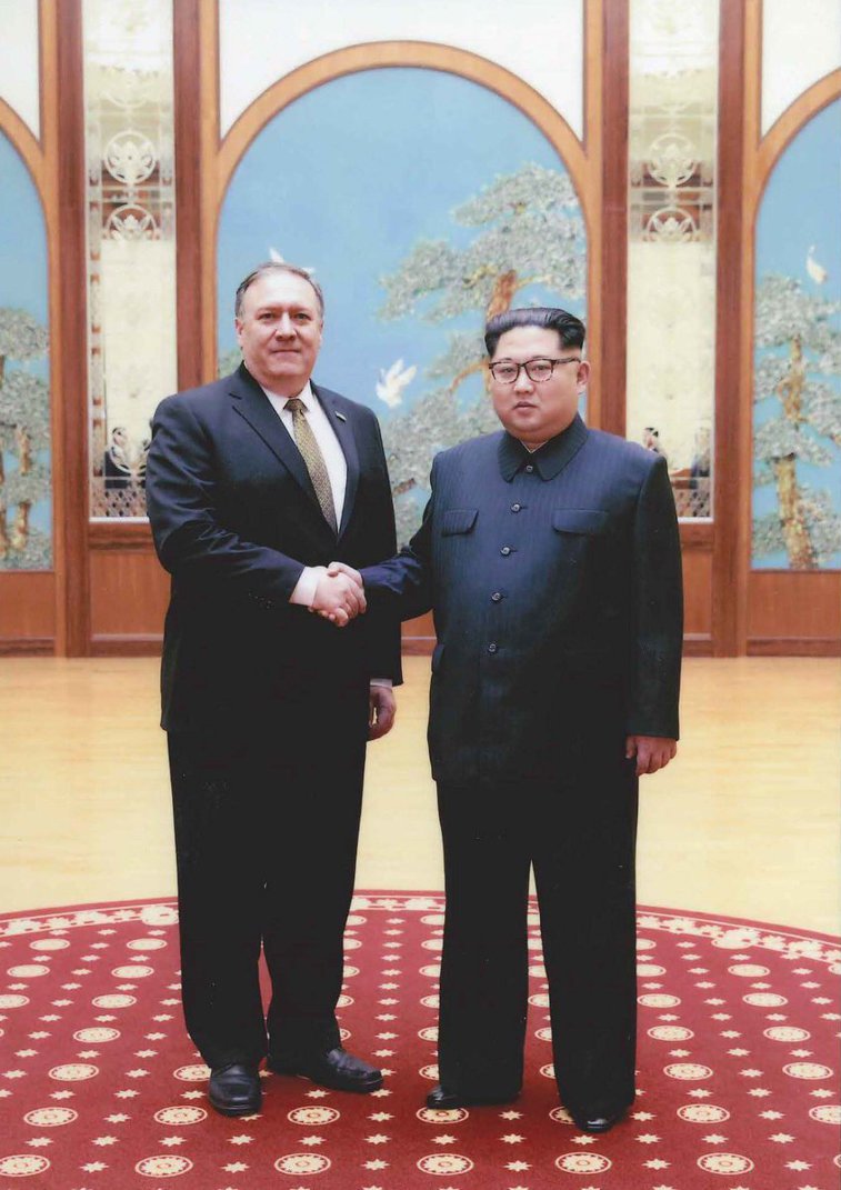 Imaginea articolului FOTO | Casa Albă a publicat primele imagini de la întâlnirea dintre Mike Pompeo şi Kim Jong-un