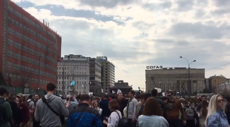Imaginea articolului Mii de oameni protestează în Moscova faţă de decizia de a bloca accesul la un cunoscut serviciu de mesagerie. Manifestanţii şi-au fabricat avioane de hârtie
