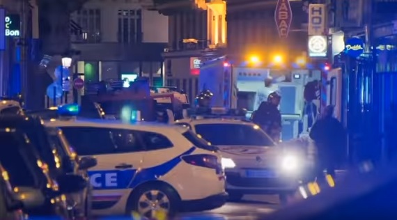 Imaginea articolului Cine este AUTORUL atacului din Paris. Se afla în evidenţa serviciilor de informaţii franceze. Părinţii atacatorului, la sediul poliţiei pentru audieri