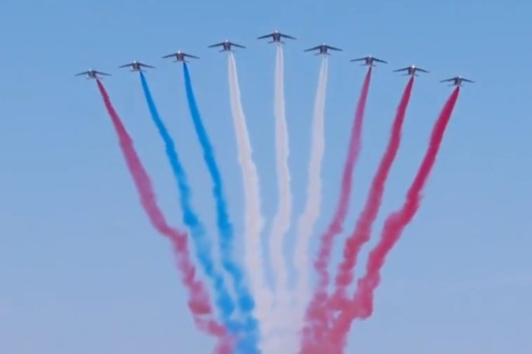Imaginea articolului GAFĂ la parada de Ziua Naţională a Franţei.  O eroare a apărut la unul din avioanele care survolau Arcul de triumf în timpul demonstraţiei aeriene 