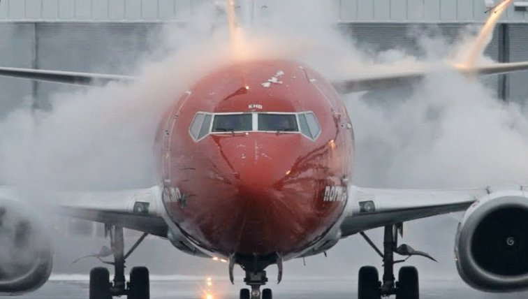 Imaginea articolului Modul „neortodox” în care o companie aeriană low-cost a înlăturat gheaţa de pe aripile unui avion | VIDEO