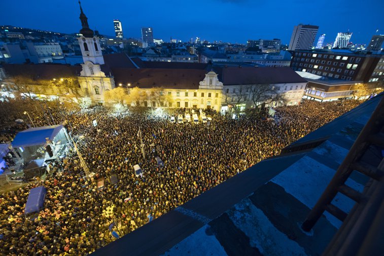 Imaginea articolului FOTO - Un an de la asasinarea lui Jan Kuciak şi a logodnicei acestuia: Zeci de mii de persoane au ieşit la proteste de amploare în Slovacia 