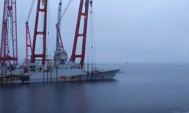 Imaginea articolului FOTO, VIDEO - Momentul în care fregata Helge Ingstad, scufundată anul trecut, este scoasă din apă. Nava de 370 de milioane de euro ar putea avea un sfârşit trist