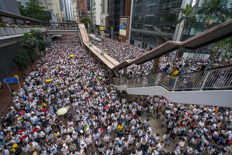Imaginea articolului Noi poteste violente la Hong Kong, împotriva legii extrădării: Zeci de persoane, rănite/ Mulţimea, dispersată cu gaze lacrimogene şi gloanţe de cauciuc | FOTO, VIDEO
