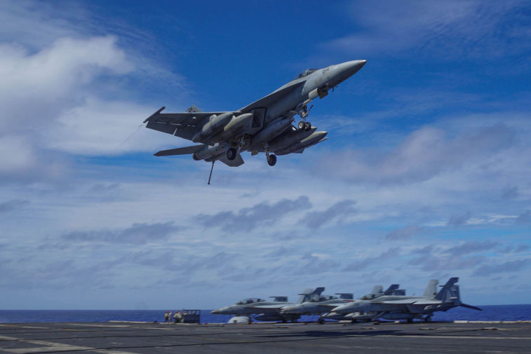 Imaginea articolului Statele Unite monitorizează aerian situaţia din Strâmtoarea Hormuz. Toate navele americane aflate în zonă, în alertă