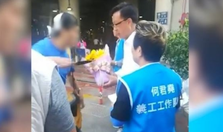 Imaginea articolului Incident GRAV la Hong Kong: Un parlamentar a fost înjunghiat de un protestatar care pretindea că îi este fan. ATENŢIE! Imagini explicite