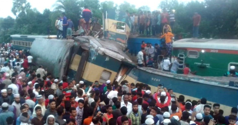 Imaginea articolului Grav accident feroviar în Bangladesh: Coliziune frontală între două trenuri de mare viteză/ Bilanţul victimelor - FOTO