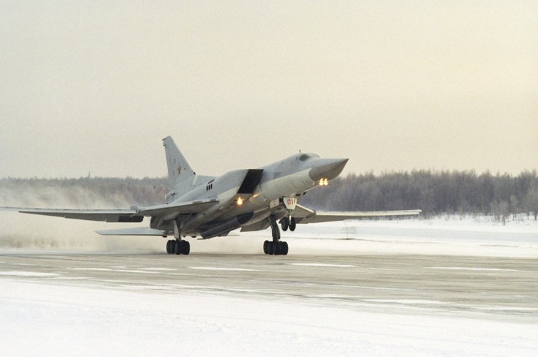 Imaginea articolului Aterizare de urgenţă a unui bombardier strategic Tupolev Tu-22M, căruia i-a cedat un motor. Piloţii au reuşit să evite o zonă rezidenţială
