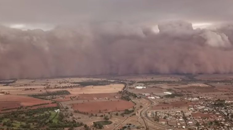 Imaginea articolului Imagini VIRALE din Australia. Norii groşi de praf au transformat ziua în noapte - VIDEO