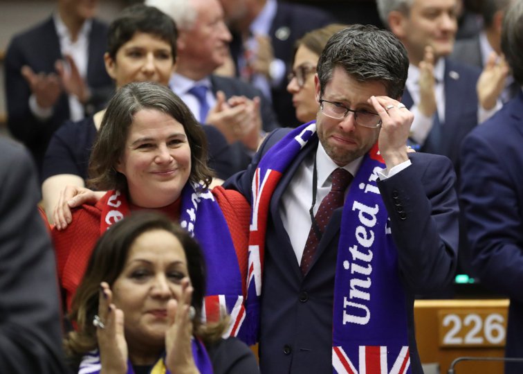 Imaginea articolului Moment emoţionant la Bruxelles: Europarlamentarii britanici şi-au luat rămas bun de la UE, ţinându-se de mâini şi cântând cu „ochii în lacrimi” - VIDEO