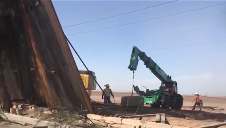 Imaginea articolului VIDEO: Porţiuni din zidul de la graniţa dintre USA şi Mexic s-au prăbuşit pe teritoriul Mexicului