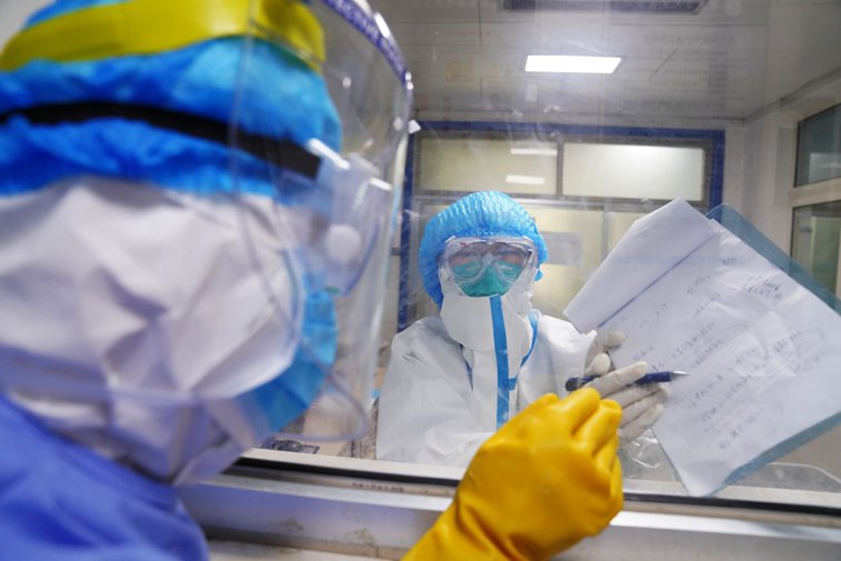Imaginea articolului Bilanţul morţilor provocate de coronavirus a ajuns la 361. Spitalul din Wuhan, construit în 10 zile, a internat azi primii pacienţi