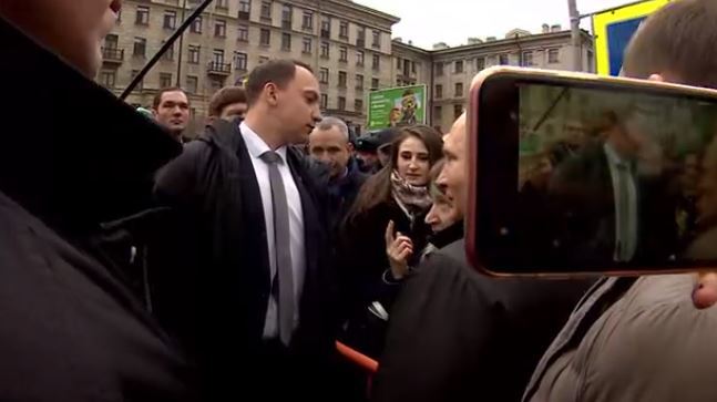 Imaginea articolului VIDEO: Vladimir Putin, „certat” de o femeie în timp ce vizita oraşul său natal, Sankt Petersburg