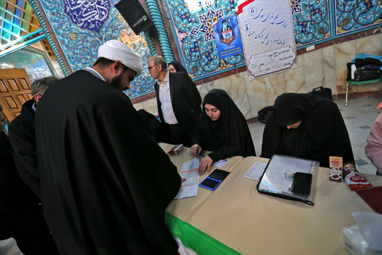 Imaginea articolului Alegerile parlamentare din Iran, marcate de controverse. Mii de candidaţi care se opun actualului regim nu s-au putut înscrie pe liste