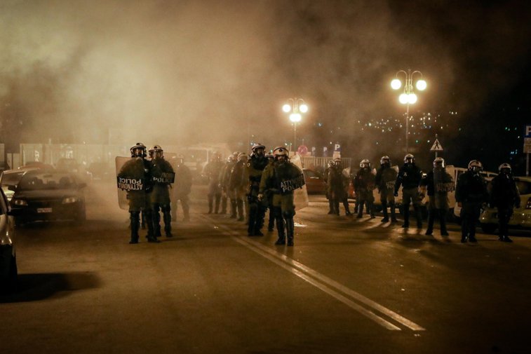 Imaginea articolului Sute de oameni au protestat împotriva centrelor pentru refugiaţi în Grecia. Poliţia a intervenit cu gaz lacrimogen. VIDEO