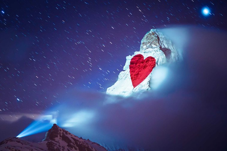 Imaginea articolului Între Elveţia şi Italia, un munte întreg se aprinde în semn de solidaritate
