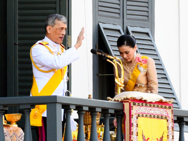 Imaginea articolului Noi dezvăluiri sordide despre ”izolarea în harem” a regelui Thailandei. Cum decurge carantina extravagantului monarh
