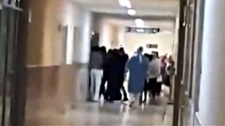 Imaginea articolului VIDEO Personalul medical dintr-un spital din Mexic, lovit şi ameninţat cu moartea de rudele unui pacient COVID-19 decedat
