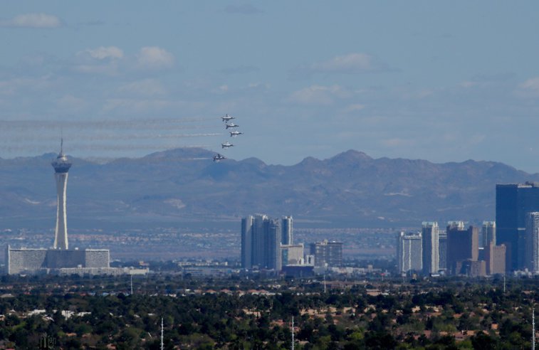 Imaginea articolului Spectacol pe cerul Las Vegasului. Aeronave F-16 Fighting Falcon au zburat în onoarea medicilor din prima linie 