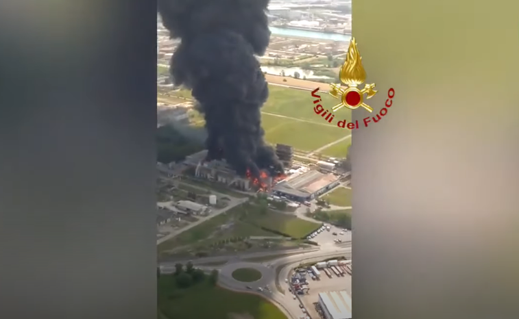 Imaginea articolului Plan roşu de intervenţie: Explozie la o centrală chimică. Localnicii, sfătuiţi să rămână în case. VIDEO