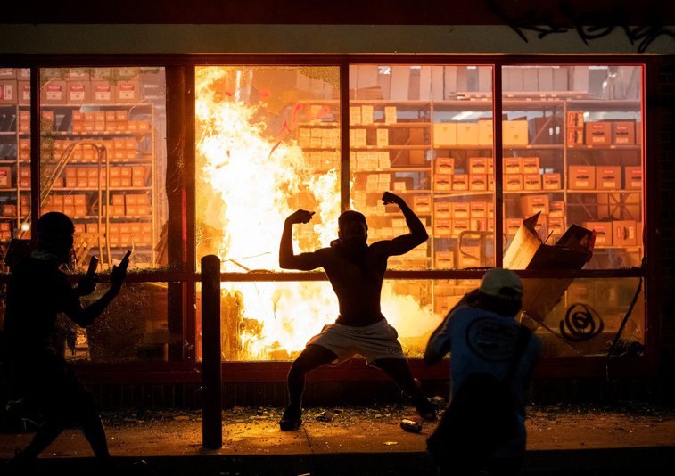 Imaginea articolului Proteste în flăcări în SUA. Los Angeles şi Minneapolis, scene ale violenţelor după ce un poliţist a provocat moartea unui bărbat de culoare. FOTO