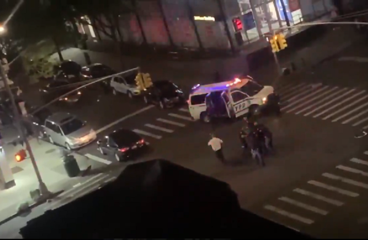 Imaginea articolului Video şocant: poliţist american, spulberat de o maşină la New York. Protestele s-au transformat în acte brutale în mai multe oraşe