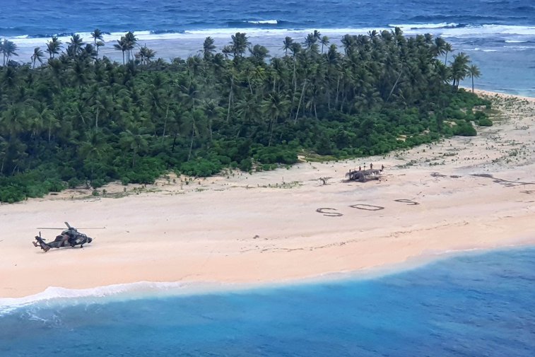 Imaginea articolului VIDEO Cum au fost găsiţi 3 marinari naufragiaţi pe o insulă din Pacific. Mesajul scris pe nisip