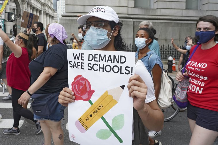 Imaginea articolului Profesorii din New York au protestat împotriva planului hibrid de deschidere a şcolilor