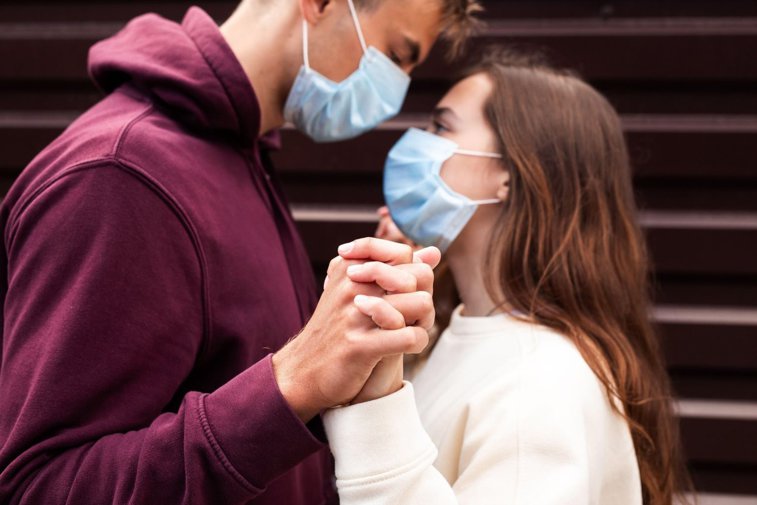 Imaginea articolului Studenţii, îndemnaţi să poarte măşti de protecţie în timp ce fac sex pentru a opri răspândirea coronavirusului