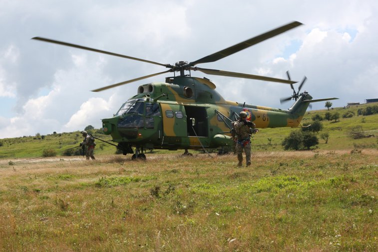 Imaginea articolului Un elicopter românesc a fost avariat de furtună, în Mali. Anunţul MApN despre incident şi starea militarilor