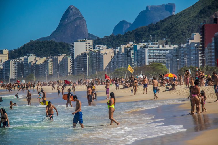 Imaginea articolului Rio de Janeiro vrea să lanseze aplicaţia prin care îţi rezervi un loc pe plajă, pentru a respecta distanţarea socială