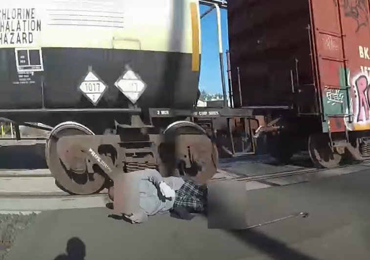 Imaginea articolului Momentul în care un bărbat este salvat din calea trenului, în ultima clipă, de către o poliţistă | VIDEO