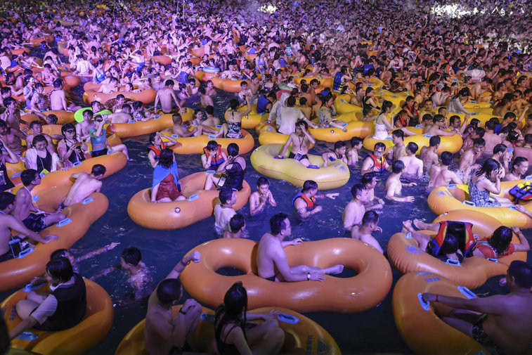 Imaginea articolului Petrecerea cu sute de oameni într-o piscină din Wuhan, blamată la nivel internaţional şi lăudată de oficialii chinezi: O victorie în lupta cu Covid-19