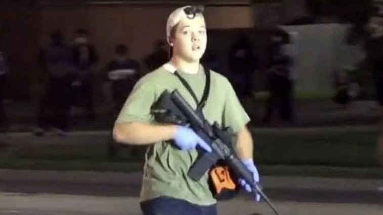 Imaginea articolului Tânărul de 17 ani care ar fi ucis două persoane la protestele din Wisconsin a fost pus sub acuzare de procurori